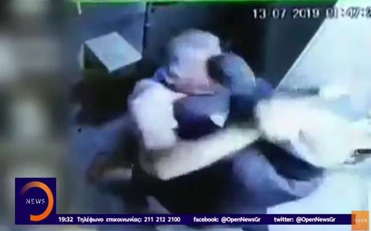 Βίντεο ντοκουμέντο: Ληστής χτυπά με μανία ιδιοκτήτη περιπτέρου στην Αγία Παρασκευή